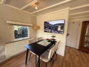 Boshuis Bubbels Wellness Chalet with Private HOTTUB and SAUNA - Super Holiday House with Huge Garden and Private Parking Space - Veluwe Holiday Voorthuizen