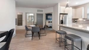 Landing Apartments - 8 Metro Station