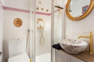 Romantic Alfama Balcony Apartment - 10 minutes from Terreiro do Paço