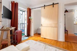 Romantic Alfama Balcony Apartment - 10 minutes from Terreiro do Paço