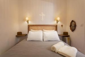 Romantic Alfama Balcony Apartment - 10 minutes from Terreiro do Paço