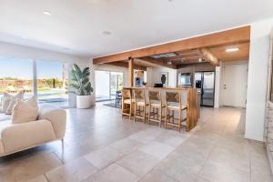 Iconic Sleeps 14 in Style Poolside Spa