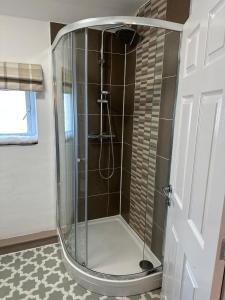 Last Min Staycation, Wolverhampton, 3 BR, Parking