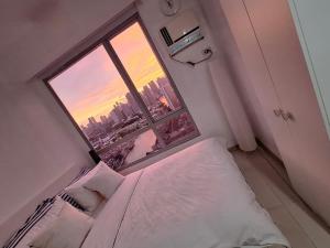 Mi Casa - Cozy Studio with FREE access to Fitness Centre, swimming pool and stunning City View located near the CBD of Ortigas, Makati, BGC