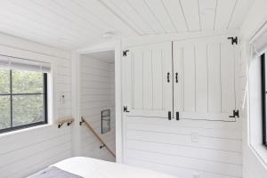 Haven Tiny House w hot tub on river near Stowe