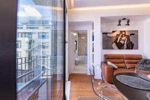 Luxurious 2BD on Crystal Garden