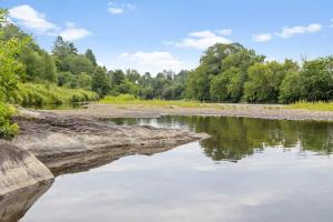 Caboose Tiny Home on river with hot tub near Stowe