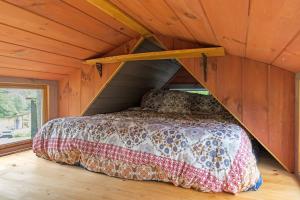 Caboose Tiny Home on river with hot tub near Stowe