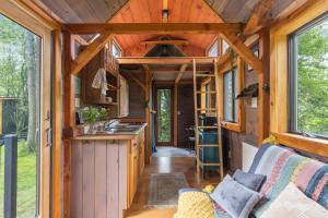 Caboose Tiny Home on river with hot tub near Stowe