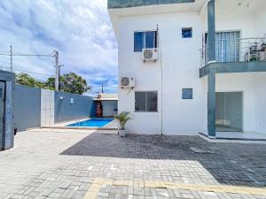 Apto no pavimento superior com 2 quartos (ambos com ar)com vista para o mar e internet privada 300MBPS. a aproximadamente 900m da praia de Taperapuã (Axé Moi), Residencial Vista Bela condomínio com piscina e área gourmet.