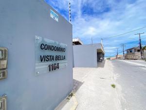 Apto no pavimento superior com 2 quartos (ambos com ar)com vista para o mar e internet privada 300MBPS. a aproximadamente 900m da praia de Taperapuã (Axé Moi), Residencial Vista Bela condomínio com piscina e área gourmet.