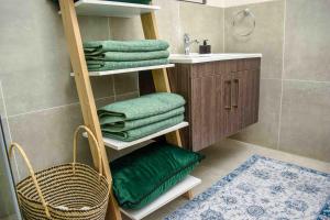 Golfview retreat with braai and picnic area near ORT Airport