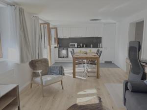 Liftside Terrace Retreat Modern & Cozy