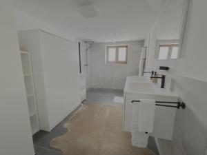 Liftside Terrace Retreat Modern & Cozy