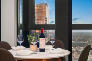 Lux Box Hill Retreat with Gym and Sky Garden