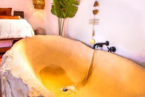 Exclusiva cabaña con tina en piedra, fogata y cine