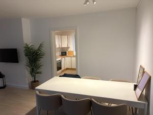 Bright and spacious 3 bedroom with balcony close to the city