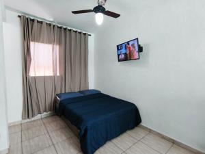 Kitnet no centro de Bertioga, ao lado do Rio de Pesca a 3 min da praia, da balsa e de pontos turísticos, com Wi-Fi, vaga e churrasqueira!