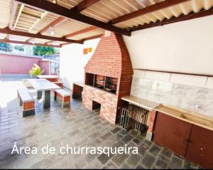 Kitnet no centro de Bertioga, ao lado do Rio de Pesca a 3 min da praia, da balsa e de pontos turísticos, com Wi-Fi, vaga e churrasqueira!