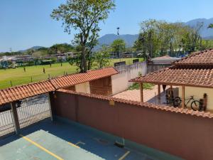 Kitnet Centro de Bertioga, Prox a Praia e Balsa, Cama Casal e 2 Colchões até 4 Pessoas Churrasqueira, wi-fi e garagem