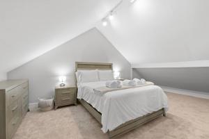 “Brick & Bloom” DT Loft | FreePrkg |AC+Firepl+Wifi