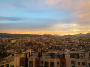 Departamento con vista de LUJO al Cotopaxi y a la Ciudad, cerca de Embajada Americana y Solca
