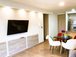 Departamento con vista de LUJO al Cotopaxi y a la Ciudad, cerca de Embajada Americana y Solca