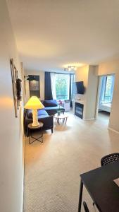 Bright 2BR Close to Seabus, and Lower Lonsdale