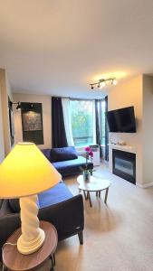 Bright 2BR Close to Seabus, and Lower Lonsdale