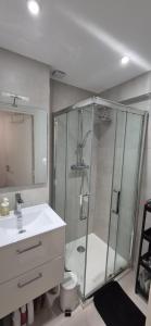 chambre privé chez lhabitant avec salle de bain privative