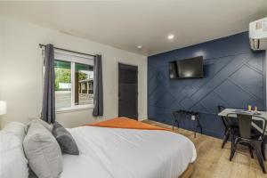 Downtown Studio #9 Food Truck Pavilion Next Door!