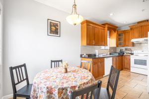 Central Spacious 3 Br Upstairs