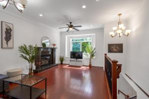 Central Spacious 3 Br Upstairs