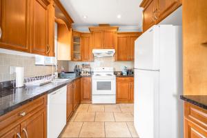Central Spacious 3 Br Upstairs