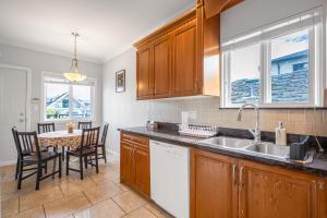 Central Spacious 3 Br Upstairs