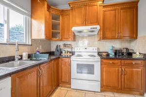 Central Spacious 3 Br Upstairs