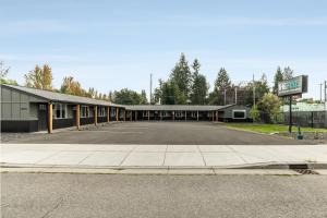 Downtown Studio #9 Food Truck Pavilion Next Door!