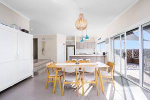 Highbury On The Bay - Deck with Treetop Views