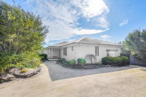Highbury On The Bay - Deck with Treetop Views