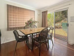 Spacious Family Retreat with Pool Pet friendly by Custom Bnb Hosting