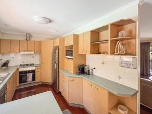 Spacious Family Retreat with Pool Pet friendly by Custom Bnb Hosting