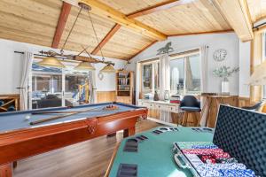 Story Time Hot Tub Game Room EV Charger Back Up Generator Mountain Luxury