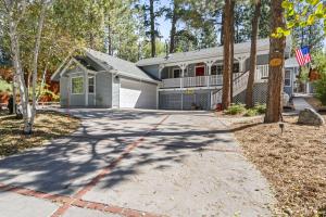 Story Time Hot Tub Game Room EV Charger Back Up Generator Mountain Luxury