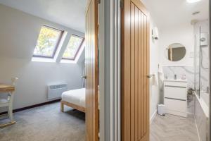 1Bed Central Apt With Parking