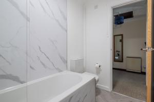 1Bed Central Apt With Parking