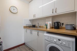 1Bed Central Apt With Parking