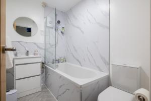 1Bed Central Apt With Parking