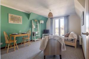 1Bed Central Apt With Parking