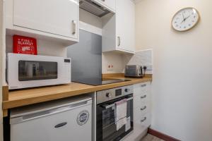 1Bed Central Apt With Parking