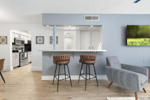 Walk to Old Town - 1BR Condo, Heated Pool and Patio